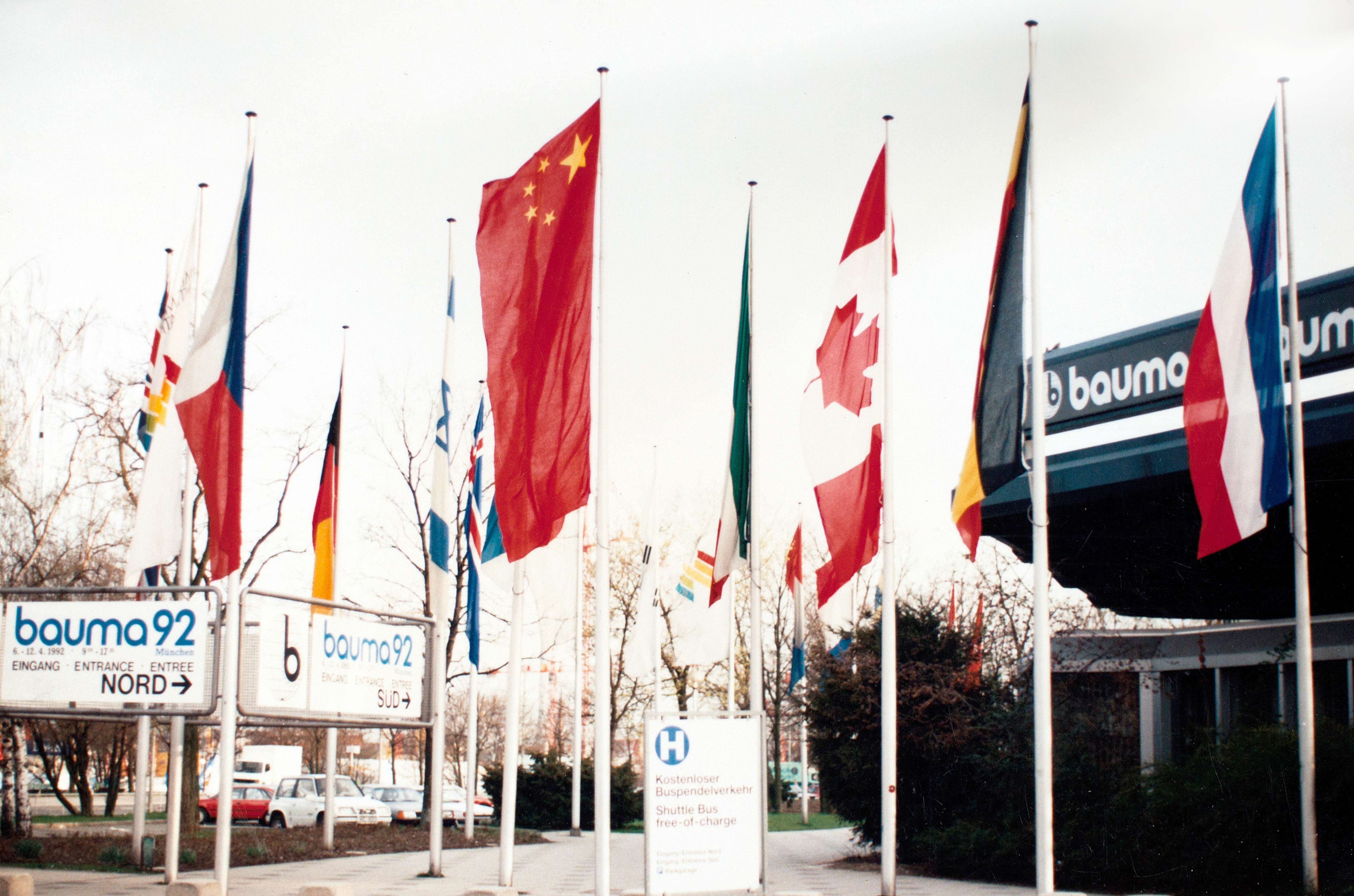 徐工成為行業(yè)首家取得自營(yíng)出口權(quán)的企業(yè)，正式拉開(kāi)國(guó)際化序幕；是年，徐工代表行業(yè)首次參加德國(guó)寶馬展