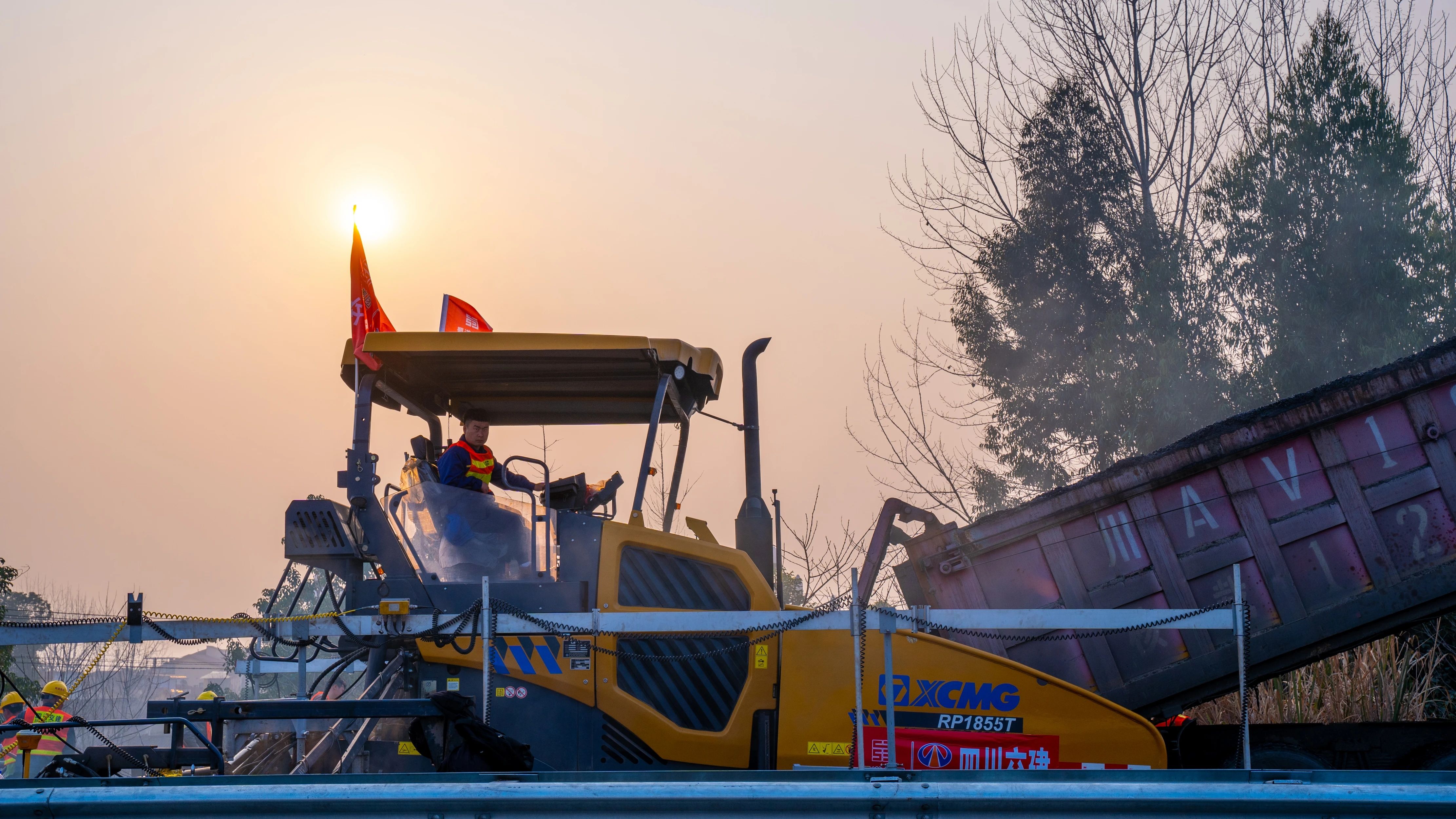 18天！徐工成套瀝青路面裝備助力成綿高速罩面施工！