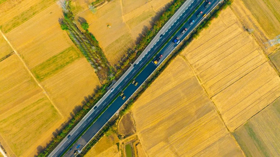 揚(yáng)民族自信！徐工成套瀝青路面裝備助力家鄉(xiāng)高速建設(shè)！