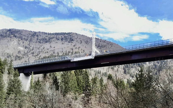 背靠阿爾卑斯山脈，徐工橋梁檢測車“C位”打卡