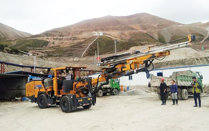 鐵礦開采，徐工礦用液壓掘進鉆車先入為主！