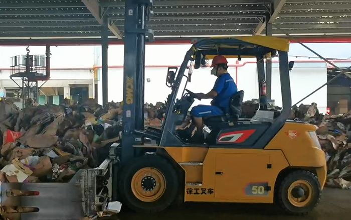 有實(shí)力！徐工孔雀電動(dòng)叉車強(qiáng)勢(shì)入駐造紙行業(yè)