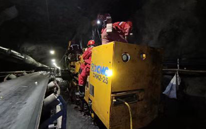 綜掘裝備上新！徐工CMM2-25煤礦用錨桿鉆車首發(fā)