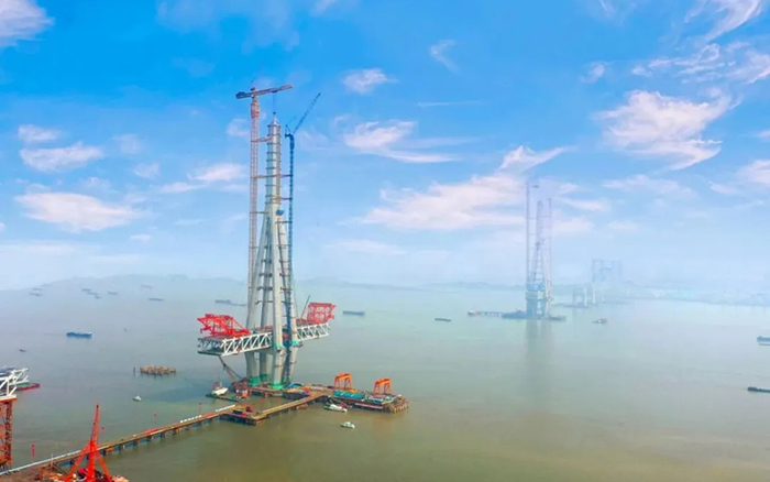 徐工建設(shè)！世界最高橋塔常泰長江大橋主塔順利封頂！