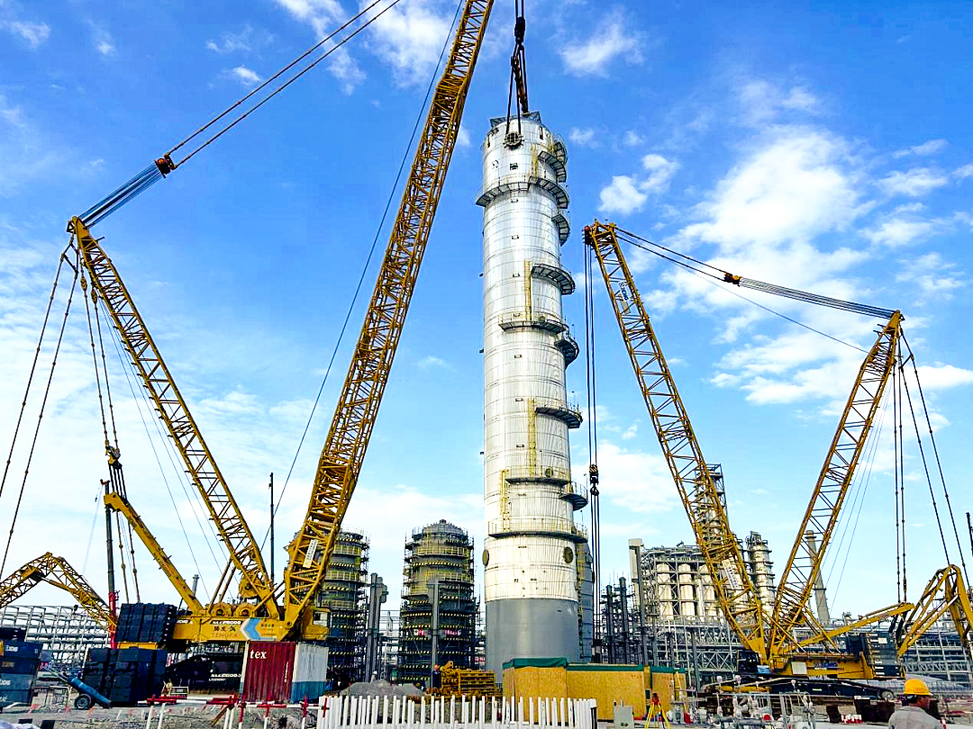 雙機聯(lián)動！徐工履帶起重機助力全國丙烯腈行業(yè)“最大最重單體設(shè)備”成功就位