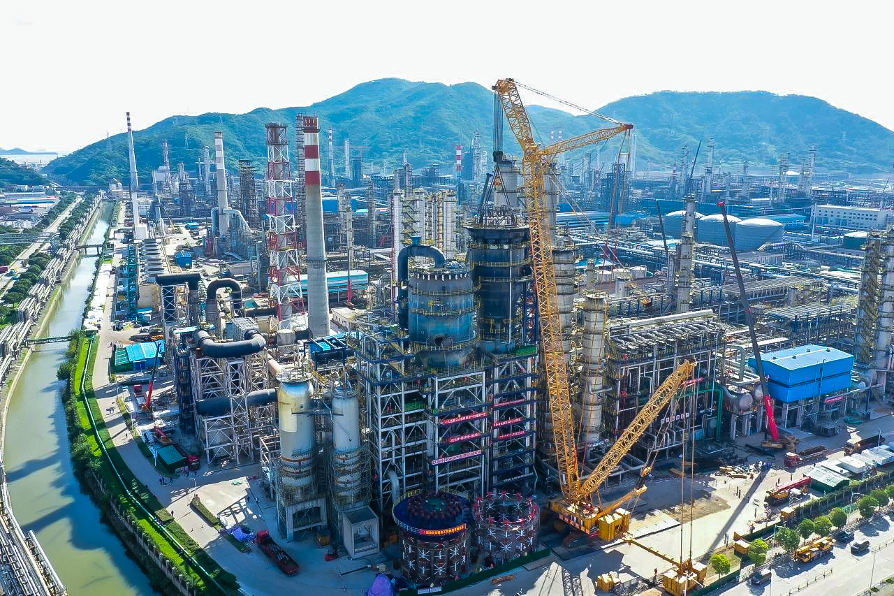 吊重達648.6噸！XLC30000助力石化設(shè)備大檢修