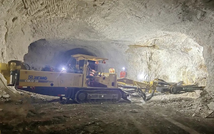 窄小巷道作業(yè)！徐工掘進(jìn)鉆車助力鐵礦開(kāi)采