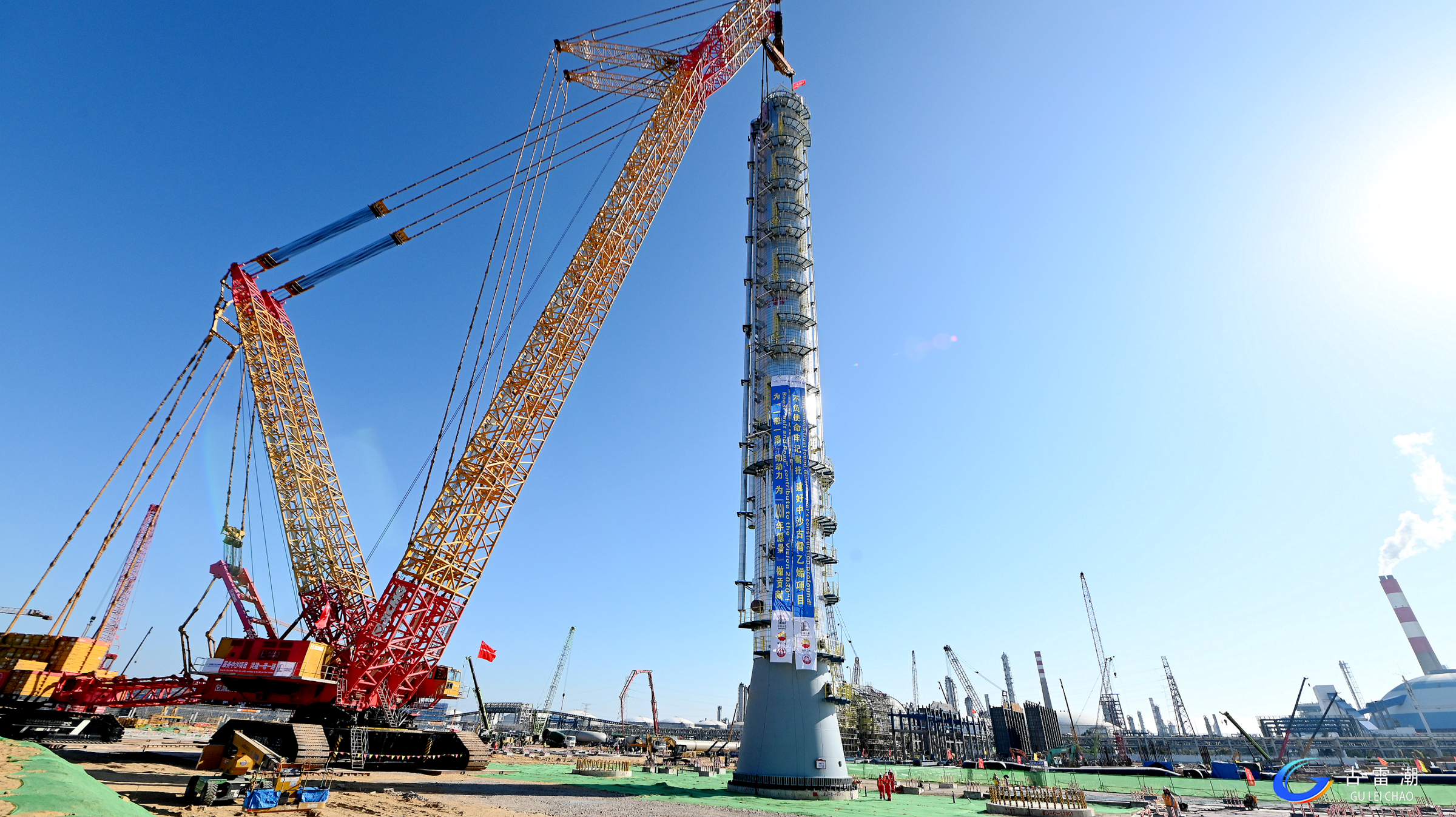 吊重1150噸！XGC88000助力大型石化項目首臺千噸級設(shè)備精準(zhǔn)就位