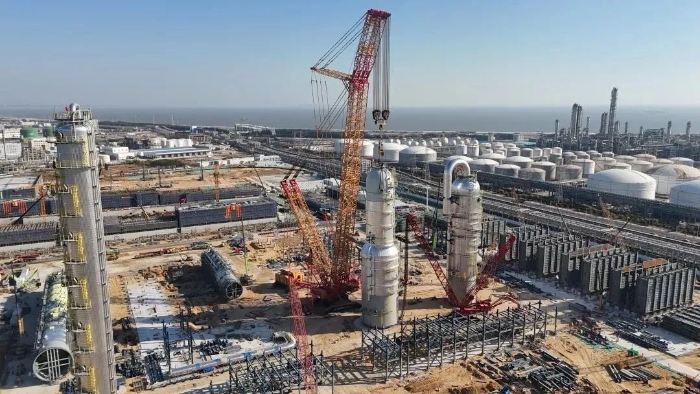 三小時制勝！徐工XGC88000助力2000噸石化設(shè)備成功就位