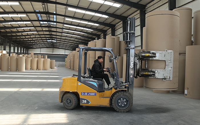 徐工新E叉車，為紙廠搬運(yùn)難題 “精準(zhǔn)破局”