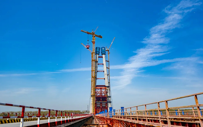 全球最大塔機亮相央視！徐工助力馬鞍山長江大橋主塔吊裝