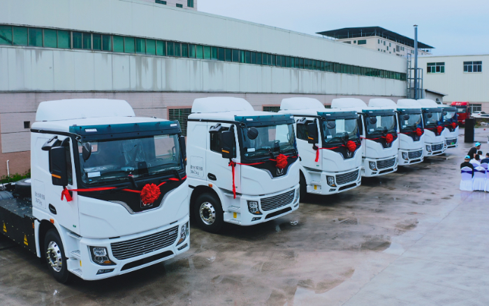 預(yù)見“梅”好！百臺(tái)徐工底置充電牽引車奔赴廣東梅州