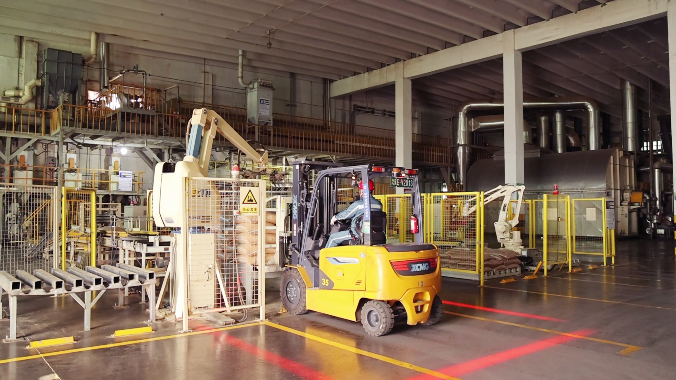 徐工鯤鵬系列新能源叉車，食品廠物料搬運(yùn)新方案