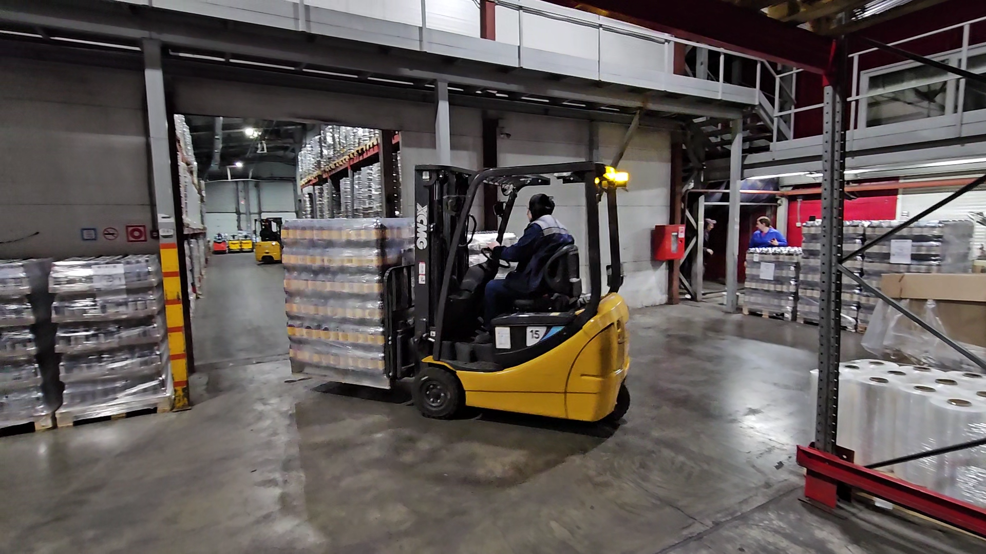 狹小空間搬運(yùn)利器！徐工三支點(diǎn)平衡重叉車