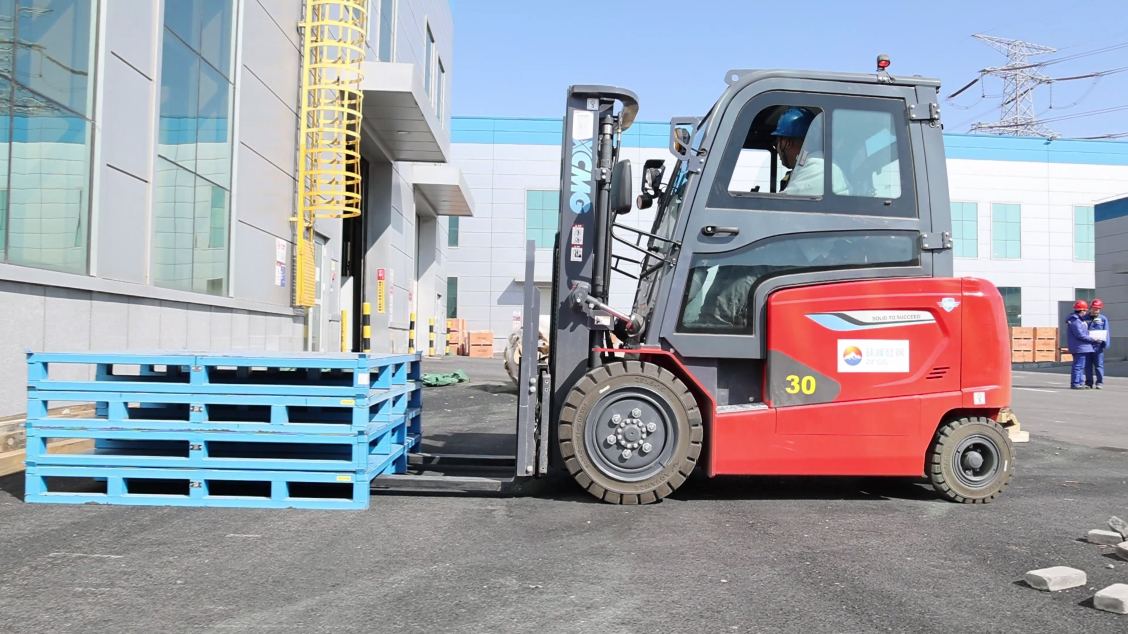 小巧精悍，徐工鯤鵬系列電動(dòng)平衡重叉車制造業(yè)大展身手