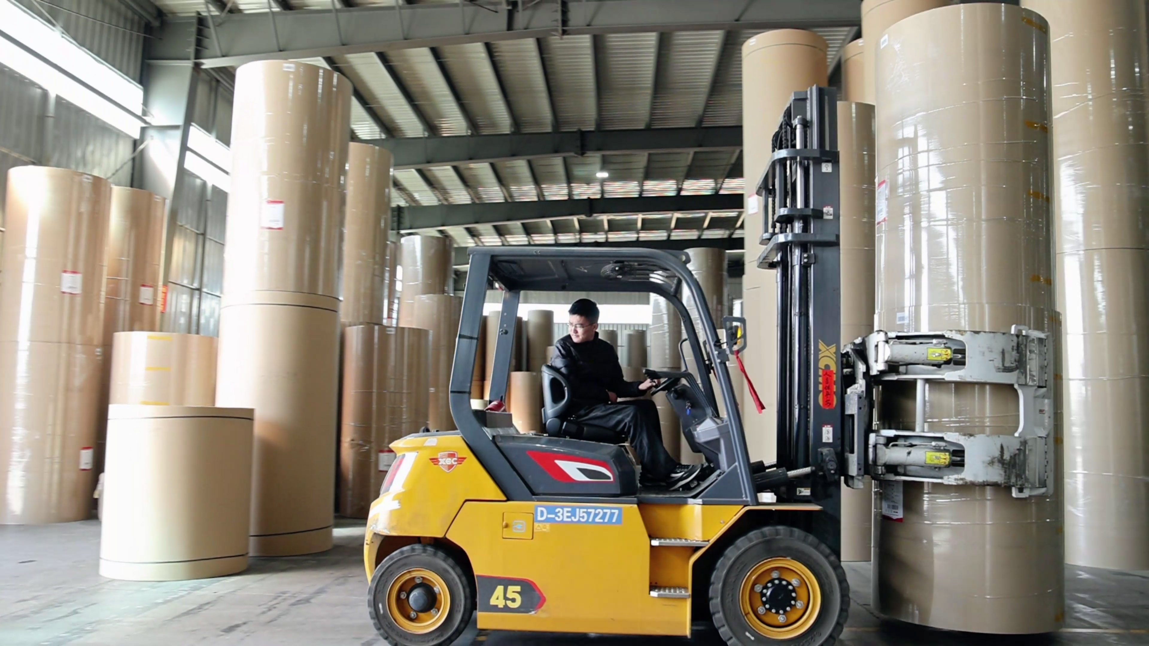 紙卷廠搬運(yùn)利器，徐工孔雀系列高壓重載電動(dòng)叉車