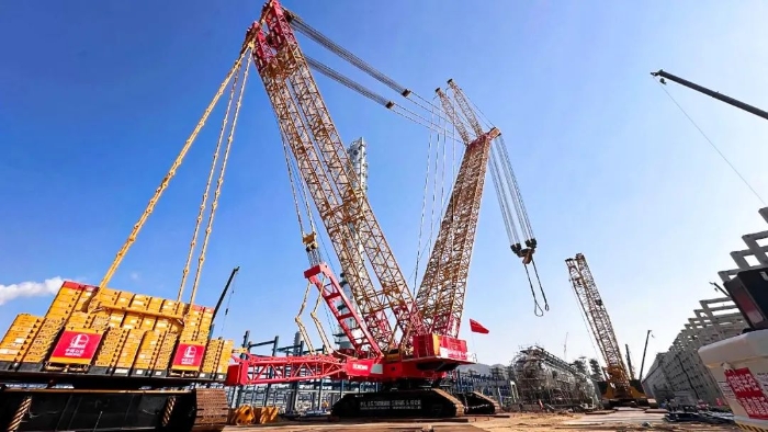 全球首臺問世的4000噸履帶式起重機，再創(chuàng)國內(nèi)吊裝新紀(jì)錄！