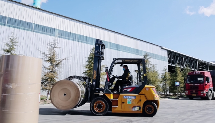 安全穩(wěn)如泰山，高效快人一步！徐工孔雀叉車造紙行業(yè)顯身手