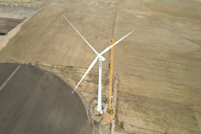 高空之巔，再鑄榮光！XLC18000M助力大型風(fēng)電場首臺185米風(fēng)機成功吊裝