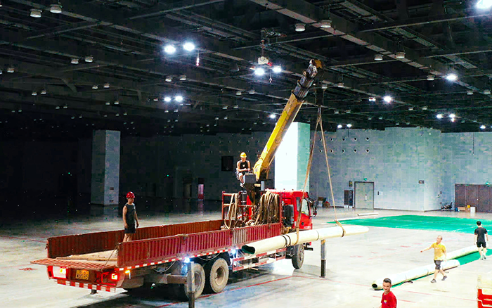 高效穩(wěn)護(hù)航，徐工隨車起重機(jī)賦能廣西會(huì)展中心體育場館塑膠鋪設(shè)
