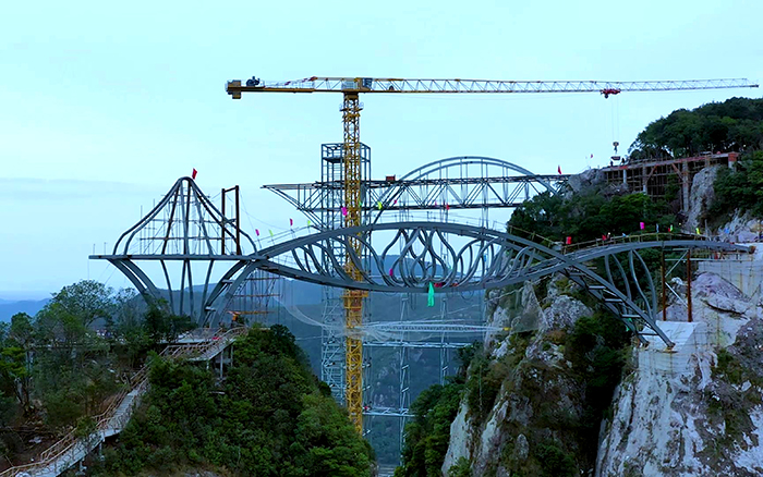 一覽眾山?。】葱旃にC(jī)「與山齊肩」