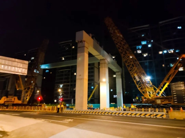 雙機聯(lián)動，毫米操控！徐工XGC11000高效破解高架橋施工難題