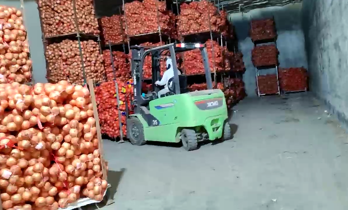 徐工鯤鵬系列新能源叉車，為食品冷庫工廠注入綠色動(dòng)能