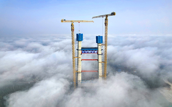 雙星閃耀 徐工超大塔助力雙柳長江大橋快速“長個”