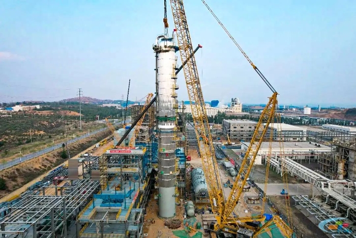 二十載老將再建功！徐工QUY450協(xié)助XGC12000輕松搞定百噸精餾塔