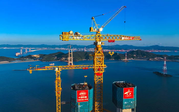 246.3米封頂！這座世界級跨海大橋“徐工造”
