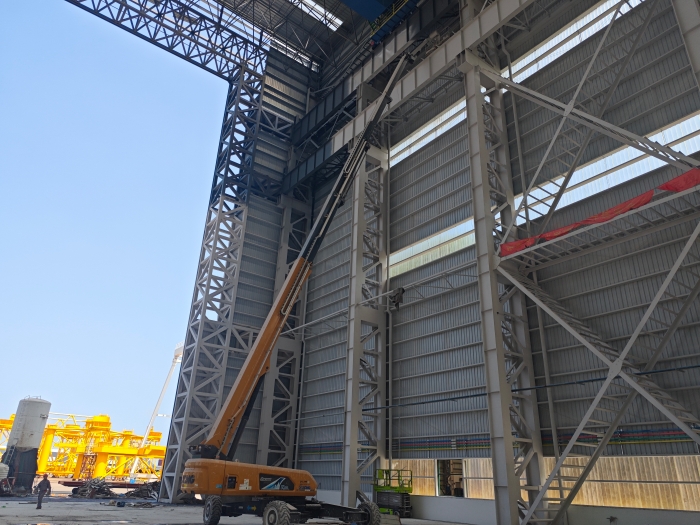 52米“巨臂”顯神通！徐工純電動(dòng)高空作業(yè)平臺(tái)高效攻堅(jiān)藍(lán)水海洋車間擴(kuò)建