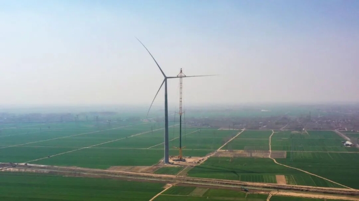 暴雨中橫走的 “鋼鐵巨獸”！徐工 4000 噸起重機撐起 160 米風(fēng)電，這細節(jié)太硬核！