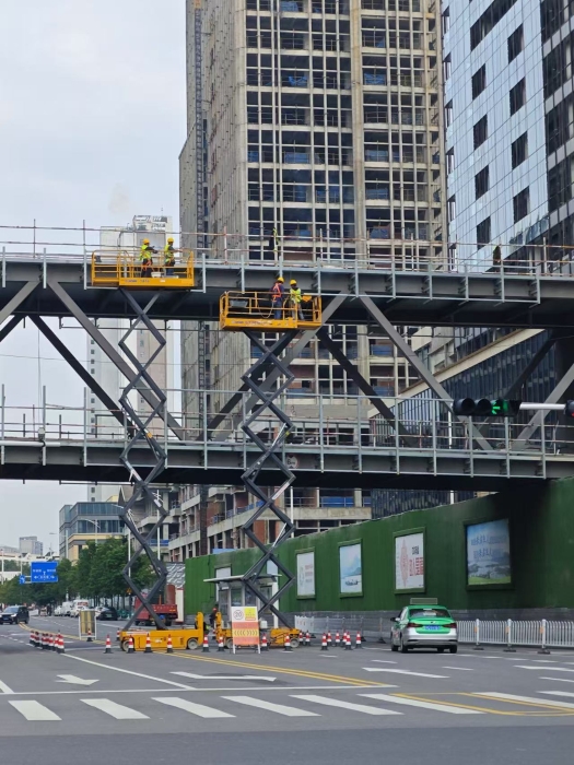小巧身手大作為！徐工剪叉車助力市政橋梁煥新顏