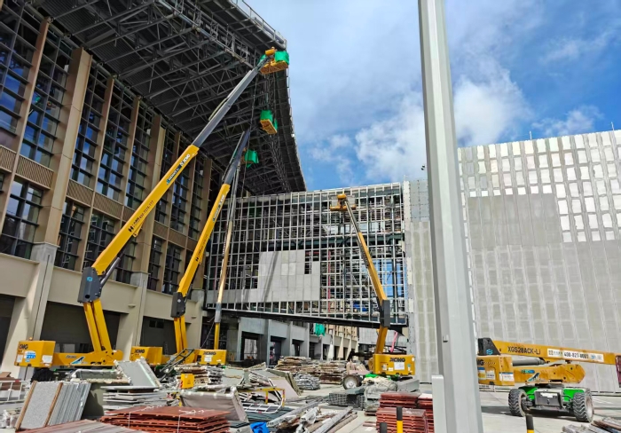 聯(lián)合作戰(zhàn)！徐工鋰電高機(jī)編隊(duì)亮相三亞機(jī)場