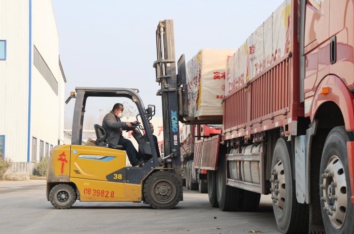 硬核實(shí)力賦能生產(chǎn)！徐工叉車批量進(jìn)駐菏澤板材廠顯身手