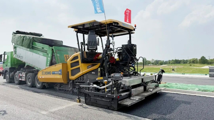 瀝青智造再升級(jí)！無人攤鋪技術(shù)助力常熟昆承路瀝青路面智能建造