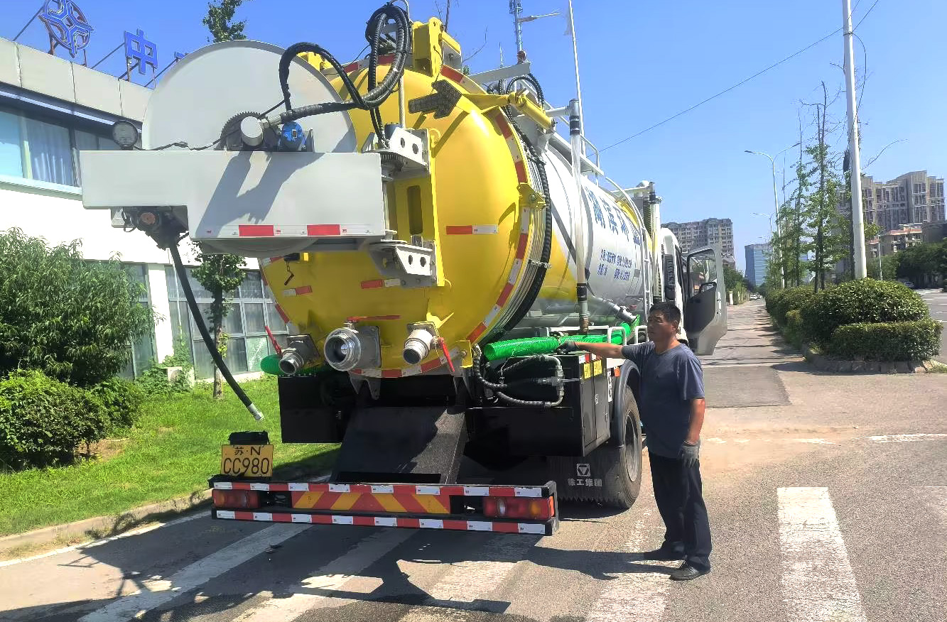徐工吸污車保障江蘇宿遷城市管網(wǎng)安全高效運行