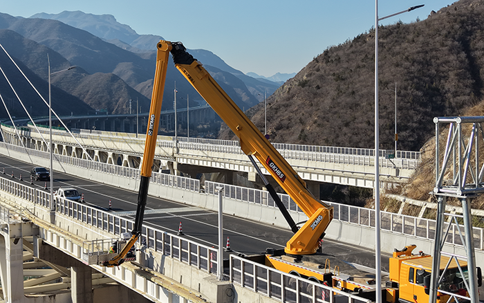 “空中芭蕾”秀實(shí)力！徐工 GKH65 攻堅(jiān)安家莊特大橋