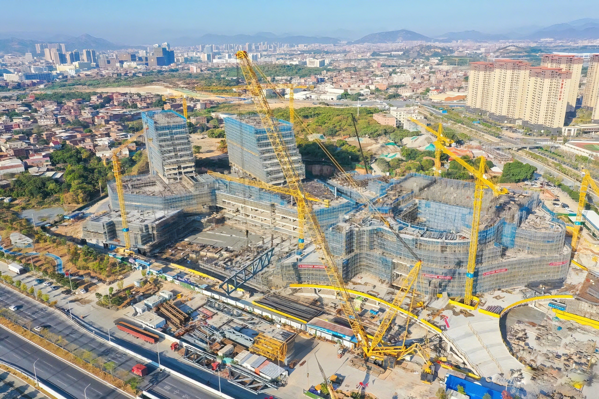 沒人敢接的 “燙手山芋”！三重考驗(yàn)下，這臺(tái)千噸級(jí)的表現(xiàn)太頂了