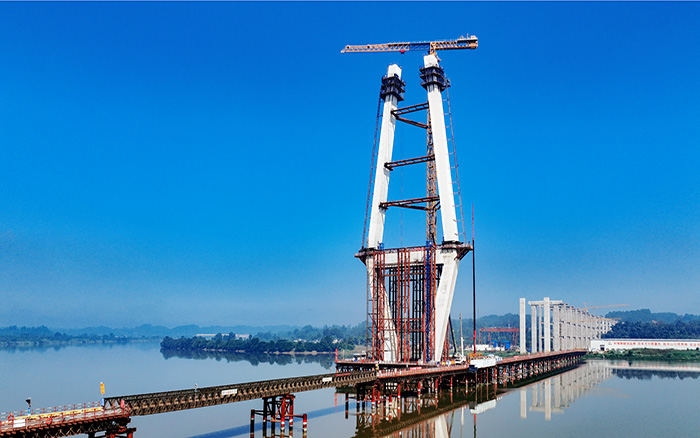 216.6米！徐工塔機助建漢陽湖岷江特大橋主塔封頂