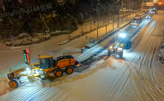 暴雪來襲！數(shù)十臺平地機(jī)集體出動，守護(hù)出行安全
