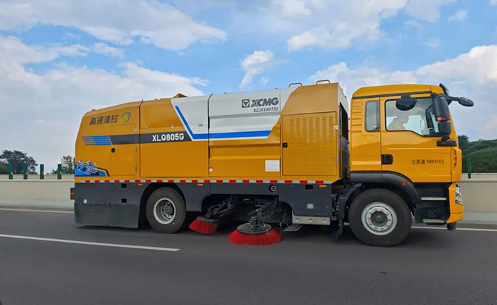 馭風(fēng)前行，凈在掌握！徐工高速清掃車太佳高速顯實(shí)力！