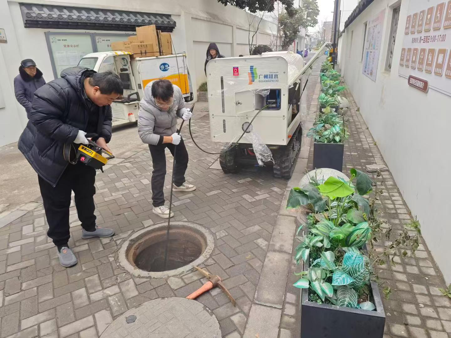 徐工小型管網(wǎng)設(shè)備，成功解決狹窄路段管網(wǎng)中存在的堵塞問題